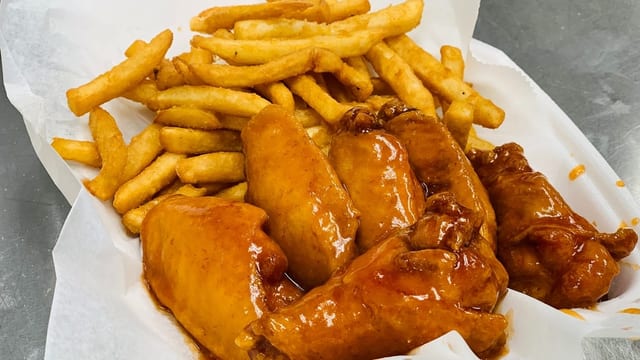 6 Buffalo/Honey BBQ 1/2 Wings.